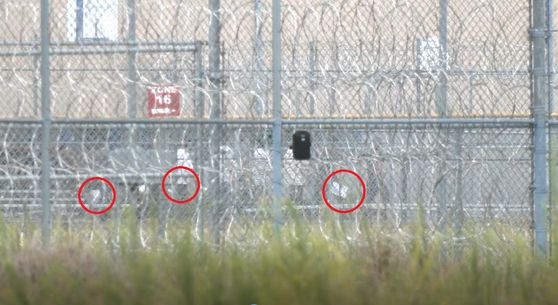 현지시간 6일 미국 조지아주 포크스턴에 위치한 불법 체류자 구금시설에서 제복을 입은 시설 관리자가 한국인 직원들이 조사실로 이동하는 것을 지켜보고 있다. 포크스턴=강태화 특파원