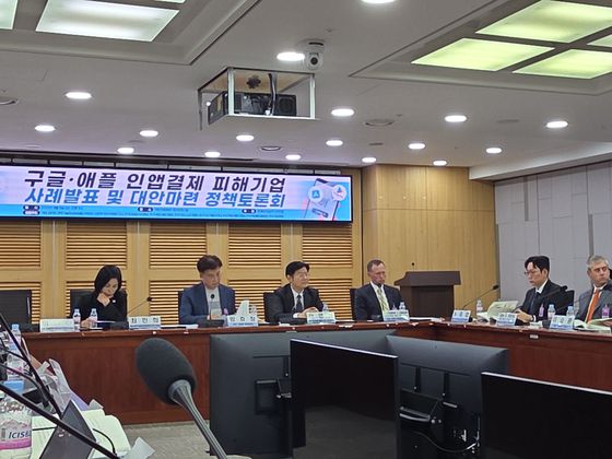 5일 서울 여의도 국회 의원회관에서 열린 '구글·애플 인앱결제 피해기업 사례 발표 및 대안 마련 정책토론회' 참석자들이 기념 촬영을 하고 있다. 김남영 기자