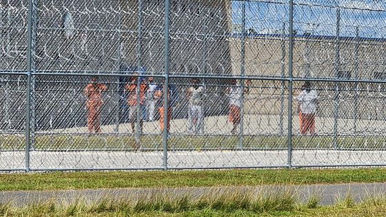 현지시간 6일 미국 조지아주 포크스턴에 위치한 불법 체류자 구금 시설에 푸른색 수용복 차림의 수감자들이 휴식을 취하고 있다. 이들이 입고 있는 푸른색 옷은 지난 4일 체포된 한국인 근로자들의 옷과 같다. 이곳에선 분류 절차 중에는 푸른색 옷을, 범죄가 확정된 상태가 되면 주황색 옷을 지급한다. 포크스턴=강태화 특파원