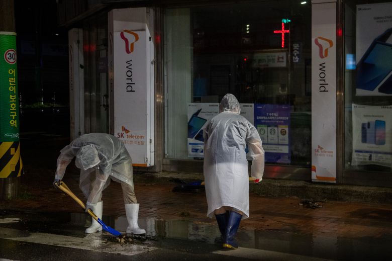 전북자치도가 전날 밤부터 이어진 집중호우로 7일 오전 2시부터 재난안전대책본부 비상 3단계를 가동하고, 김관영 지사 주재로 호우 대처 상황 보고 회의를 하고 있다. 사진 전북특별자치도