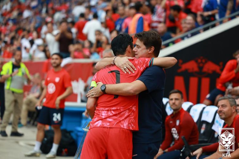 포옹을 나누는 한국축구대표팀 손흥민(왼쪽)과 포체티노 미국 감독. [사진 KFA]