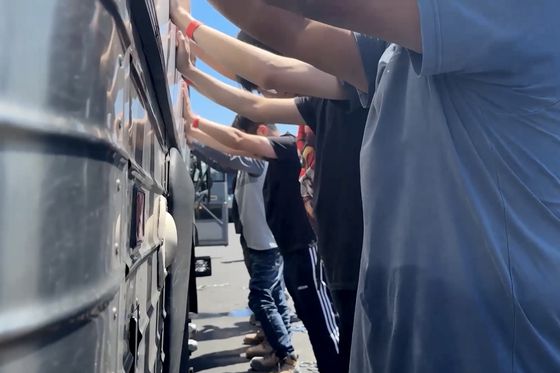 6일(현지 시간) 조지아주 포크스턴 구치소에 수감된 현대차-LG에너지솔루션 배터리공장 건설 현장 직원들이 당국자 인솔에 따라 줄지어 이동하고 있다. 강태화 기자. 2025.09.07.