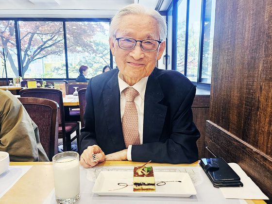 지난 4월 24일 서울 관악구 서울대 호암교수회관에서 조완규 서울대 전 총장의 점심 식사. 정세희 기자