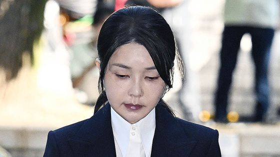 윤석열 전 대통령 부인 김건희 여사가 지난달 12일 구속 전 피의자 심문(영장실질심사)을 받기 위해 서울 서초구 서울중앙지법에 출석하고 있다.   특검팀은 자본시장법 위반(도이치모터스 주가조작 개입 의혹), 정치자금법 위반(명태균 공천개입 의혹), 특정범죄 가중처벌법상 알선수재(건진법사 통일교 청탁 의혹) 혐의로 구속영장을 청구했다. 연합뉴스