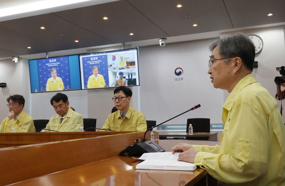 현지시간 6일 미국 조지아주 포크스턴에 위치한 불법 체류자 구금 시설에 수감된 한국인 근로자들은 푸른색 죄수복을 입고 추가 조사를 받은 것으로 중앙일보 취재 결과 확인됐다. 조기중 워싱턴 총영사가 이날 시설의 관계자들과 면담하기 위해 현장을 방문했다. 포크스턴=강태화 특파원
