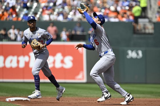 내야 플라이를 처리하는 김혜성. 로이터=연합뉴스