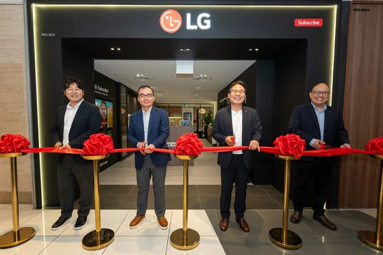 LG전자가 싱가포르에서 구독 전용 브랜드숍을 오픈하고 서비스를 본격 론칭했다.
