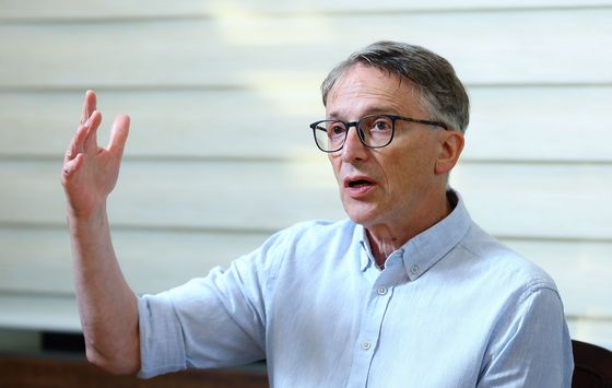 유리 슬료즈킨 미국 UC 버클리 명예교수가 5일 서울대학교 호암교수회관에서 중앙일보와 인터뷰 하고 있다. 김종호 기자