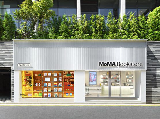 서울 도산대로에 9일 문 연 MoMA 북스토어. 사진 현대카드