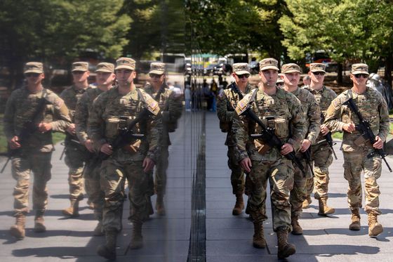 무장한 주 방위군이 지난달 26일 워싱턴의 한국전 참전용사 기념관에서 순찰을 하고 있다. AP=연합뉴스
