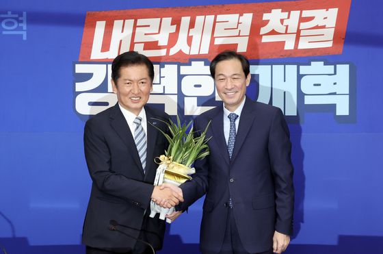 더불어민주당 정청래 대표(가운데)가 7일 서울 종로구 삼청동 국무총리 서울공관에서 열린 제3차 고위당정협의회에서 인사말을 하고 있다. 장진영 기자