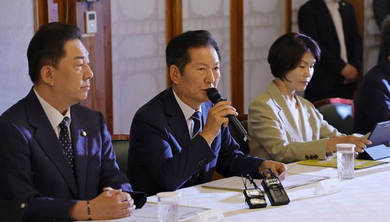 김민석 국무총리(가운데)가 7일 서울 종로구 삼청동 국무총리 서울공관에서 열린 제3차 고위 당정협의회에 앞서 정청래 더불어민주당 대표(오른쪽), 강훈식 대통령비서실장과 기념촬영을 마친 뒤 회의장으로 향하고 있다. 여당과 정부, 대통령실은 이날 정부조직 개편안을 확정했다. 장진영 기자