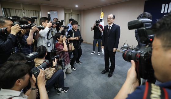 2019년 5월 16일 오전 서울 서초구 대검찰청에서 열린 수사권 조정 법안에 대한 검찰 입장 관련 기자간담회에서 문무일 당시 검찰총장 주위로 취재진이 몰려 있다. 연합뉴스