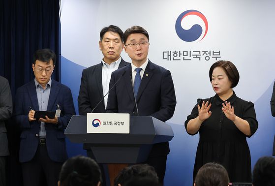 류제명 과학기술정보통신부 제2차관이 10일 서울 종로구 정부서울청사에서 KT 고객 무단 소액결제 침해사고 관련 브리핑을 하고 있다. 사진 뉴스1