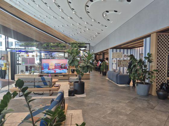 지난 8일(현지시간) 방문한 영국 런던의 '삼성 킹스크로스' 매장에서 ‘AI 에너지 모드’를 실행해보고 있는 모습이다. 스마트싱스 앱에 들어가서 전체 혹은 기기별로 에너지 절약 모드를 설정할 수 있다. 이우림 기자