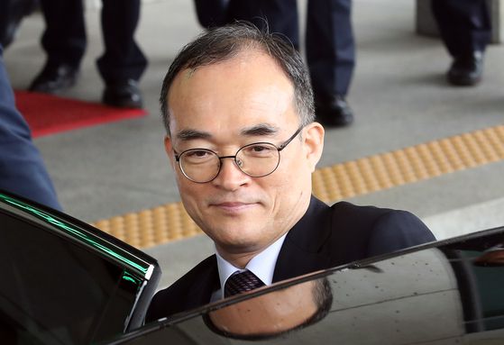 문무일 검찰총장이 당시 2019년 7월 24일 서울 서초구 대검찰청에서 퇴임식을 마친 뒤 차량에 탑승하고 있다. 연합뉴스