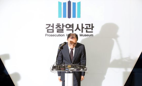 문무일 당시 검찰총장이 2019년 6월 25일 서울 서초구 대검찰청 검찰역사관 앞에서 기자회견을 열고 법무부 검찰 과거사위원회가 지적한 검찰 과오와 관련해 입장을 밝힌 뒤 허리 숙여 인사하고 있다.장진영 기자