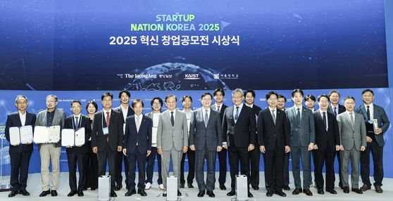 10일 대전 KAIST 본원 KI빌딩에서 ‘2025 혁신창업국가 대한민국 국제포럼’이 열렸다. 혁신 창업공모전 시상식에서 시상자, 수상자 등 참석자들이 기념촬영을 하고 있다. 김경록 기자