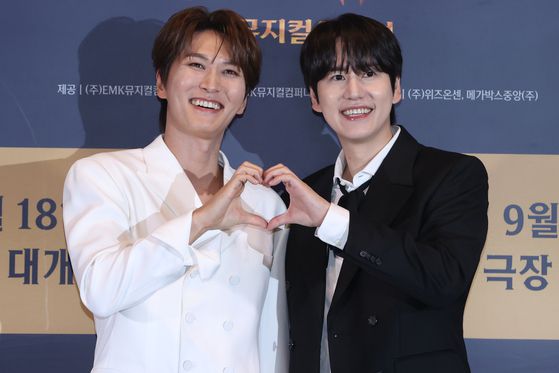 배우 박은태(왼쪽), 규현이 9일 서울 성동구 메가박스 성수점에서 열린 영화 '프랑켄슈타인 : 더 뮤지컬 라이브' 언론시사회 및 간담회에서 포즈를 취하고 있다. 연합뉴스