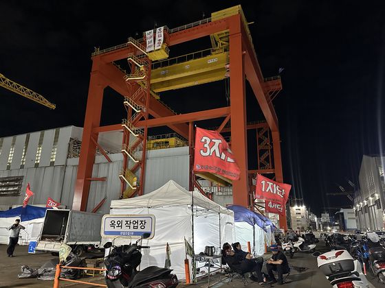 백호선 HD현대중공업 노조 지부장이 울산조선소 내 40m 높이 크레인에 올라 고공농성에 들어가면서 총파업을 선언했다. 그는 ″회사가 미포조선 합병과 '마스가(MASGA)' 프로젝트로 위상을 높이고 있지만, 그 성과를 만들어낸 조합원에 대한 보상은 없다″며 강하게 목소리를 높였다. 사진 HD현대중공업 노조