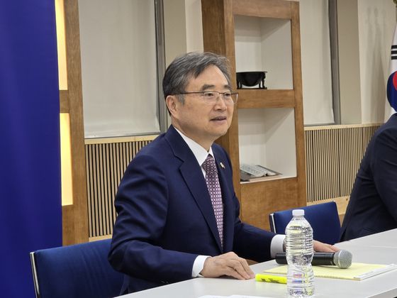 이민단속으로 체포됐던 현대차-LG엔솔 배터리공장 건설 현장 직원들이 탑승할 버스가 11일(현지시간) 미국 조지아주 포크스턴의 이민세관단속국(ICE) 구금시설에 주차돼 있다. 연합뉴스