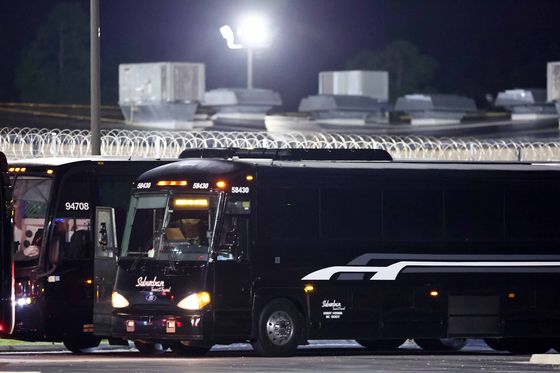 미국 조지아주 현대차-LG에너지솔루션 배터리 합작 공장(HL-GA 배터리회사) 건설 현장에서 구금된 한국인을 태울 대한항공 전세기가 10일(현지시간) 하츠필드-잭슨 애틀랜타 국제공항에 착륙하고 있다.   연합뉴스