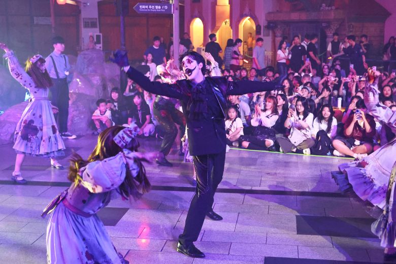 축제 기간 매일 저녁 호러 뮤지컬 ‘스트리트 호러 쇼:더 마리오네트’가 진행된다. 주인공 피에롯(사진 중앙의 검정 의상)은 요즘 아이돌 버금가는 인기를 누리고 있다. 김종호 기자