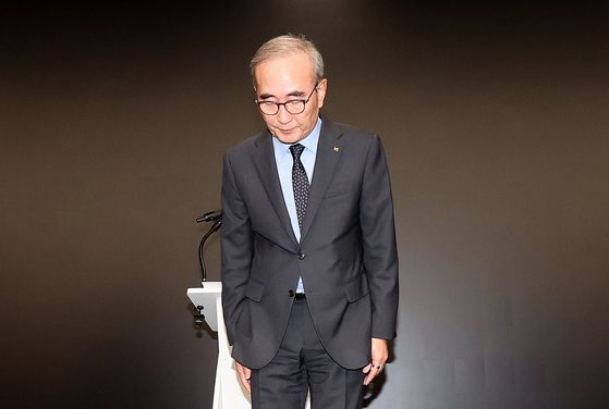 구재형 KT 네크워크기술본부장이 11일 서울 종로구 KT 광화문빌딩 웨스트 사옥에서 열린 소액결제 피해 관련 기자 브리핑에서 보안조치 강화에 대한 발표를 하고 있다. 뉴스1