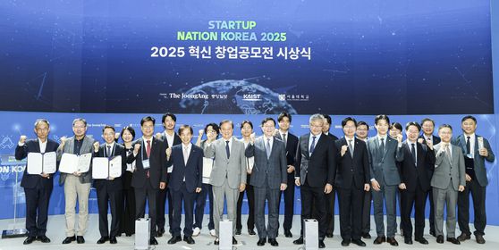 중앙일보와 KAIST, 서울대가 공동으로 개최한 ‘2025 혁신창업국가 대한민국 국제포럼’이 10일 대전 KAIST에서 열렸다. ‘혁신창업 클러스터의 길’을 주제로 열린 포럼에서 시상식이 끝난 뒤 참석자들이 기념촬영을 하고 있다. 앞줄 왼쪽 넷째부터 김영식 국가과학기술연구회 이사장, 이광형 KAIST 총장, 홍석현 중앙홀딩스 회장, 유홍림 서울대 총장, 이주한 대통령실 과학기술연구비서관, 구혁채 과학기술정보통신부 1차관, 노용석 중소벤처기업부 차관. 김경록 기자