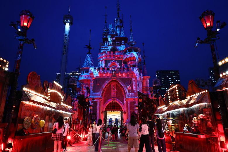 일몰 후 야외 매직캐슬 외벽에는 다채로운 호러 영상이 입혀진다. 김종호 기자