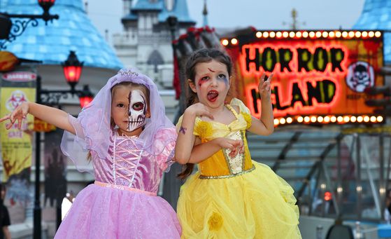 러시아에서 온 두 어린이 관람객이 특수분장 후 카메라 앞에 섰다. 분장은 한 사람당 1만~3만원으로, 15분이 걸린다. 김종호 기자