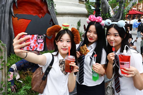 '좀비블러드 버블샷' '좀비로티빵' '블러드에이드' 등이 가을 호러 축제 인기 먹거리다. 김종호 기자