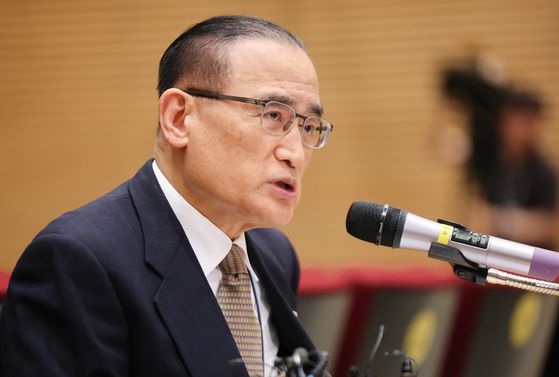 미국 이민당국에 의해 조지아주에 구금됐던 한국인 근로자들이 귀국한 12일 인천국제공항 제2여객터미널 입국장에서 강훈식 대통령 비서실장이 브리핑하고 있다. 왼쪽 박윤주 외교부 1차관. 연합뉴스