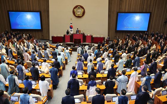 1일 국회 본회의장에서 열린 제429회 정기국회 개회식에서 한복을 입은 더불어민주당 의원들과 검은 양복에 근조 리본을 달은 국민의힘 의원들이 애국가를 부르고 있다. 임현동 기자