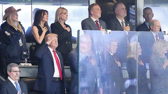 미국 연방수사국(FBI)는 11일(현지시간) 전날 유타주 유타밸리 대학교에서 벌어진 우익 활동가 찰리 커크 총격 살인의 용의자로 추정되는 인물의 사진을 공개했다. 해당 인물은 성조기와 독수리가 그려진 검정색 긴소매 티셔츠 등을 입고 있었다. 사진 FBI X 캡처