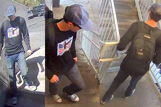 총격 사고로 숨진 미국 우익 활동가 찰리 커크가 세운 비영리단체 ‘터닝포인트 USA’ 본부가 있는 애리조나주 피닉스에 커크의 사망을 애도하는 이들이 추모하는 꽃들이 놓여져 있다. AP=연합뉴스