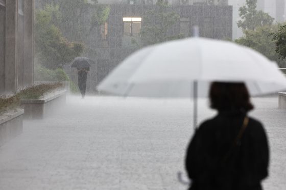우산 쓴 시민. 김종호 기자