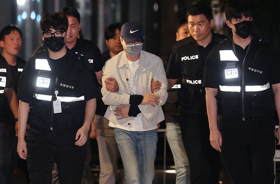 '삼부토건 주가조작' 사건으로 수사받다가 도주한 이기훈 삼부토건 부회장(겸 웰바이오텍 회장)이 경찰에 체포돼 11일 서울 종로구에 마련된 김건희특검 사무실로 들어서고 있다. 연합뉴스