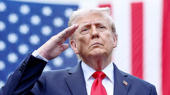 도널드 트럼프 미국 대통령이 11일(현지시간) 미국 워싱턴DC 펜타곤에서 열린 미국 9.11 테러 24주년 기념식에서 거수 경례를 하고 있다. 로이터=연합뉴스