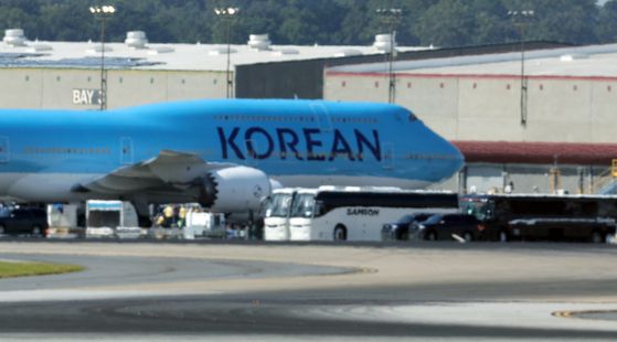 이민단속으로 체포됐던 현대차-LG엔솔 배터리공장 건설 현장 직원들이 11일(현지시간) 미국 조지아주 하츠필드-잭슨 애틀랜타 국제공항에 도착해 대한항공 전세기에 탑승하고 있다.연합뉴스