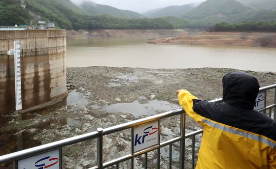 강원 강릉지역에 최악 가뭄이 이어지고 있는 가운데 지난 13일 오후 강릉지역 생활용수의 87%를 공급하는 상수원 오봉저수지 일원에 단비가 내리고 있다. [연합뉴스]