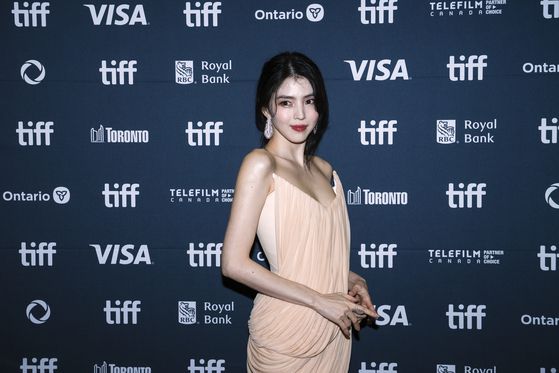영화 '프로젝트 Y'로 토론토 국제영화제 레드카펫 무대에 선 배우 한소희. 사진 AP=연합뉴스
