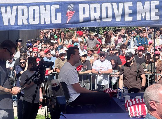 J D 밴스 미 부통령과 우샤 밴스 부통령 부인(가운데), 피살된 찰리 커크의 부인 에리카 커크가 지난 11일(현지시각) 찰리 커크를 운구해 피닉스에 도착한 부통령 전용기에서 내리고 있다. [AP=연합뉴스]