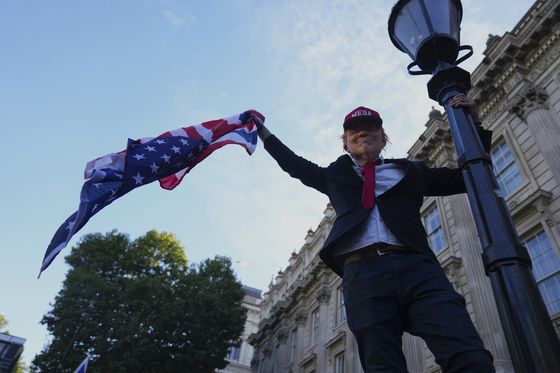 미국 국기와 도널드 트럼프 마스크, 마가 모자를 쓴 집회 참가자. AP=연합뉴스