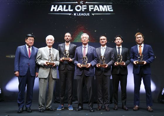 K리그 명예의 전당 헌액식에서 헌액자들이 기념 촬영을 하고 있다. 왼쪽부터 권오갑 한국프로축구연맹 총재, 김호 전 감독, 데얀, 정몽준 대한축구협회 명예회장, 김주성, 고 유상철 감독 아들 유선우 씨, 김병지. 연합뉴스