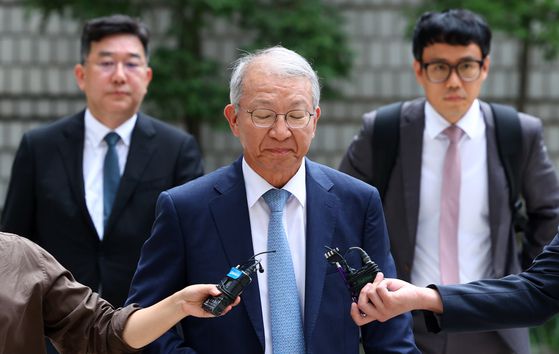 사법행정권 남용 의혹으로 1심에서 무죄를 선고받은 양승태 전 대법원장이 지난해 9월 11일 서울 서초구 서울고등법원에서 열린 항소심 첫 재판에 출석하고 있다. 뉴시스