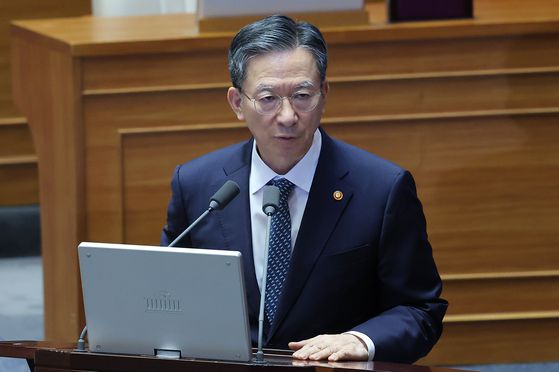 정성호 법무부 장관이 지난 15일 오후 국회 본회의장에서 열린 정치분야 대정부질문에서 의원들 질의에 답하고 있다. 임현동 기자