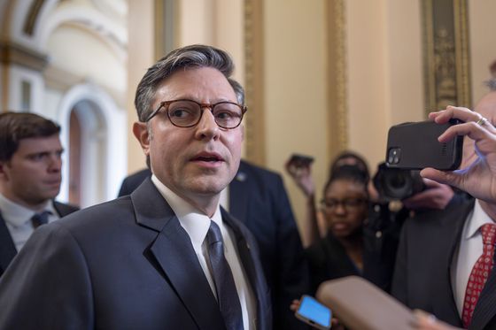 마이크 존슨 하원의장이 극우 활동가 찰리 커크의 총격 사건과 관련한 기자들의 질문에 답하고 있다. AP=연합뉴스