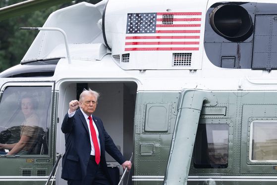 영국을 국빈 방문한 도널드 트럼프 미국 대통령이 16일(현지시간) 백악관에서 마린원에 탑승해 공항으로 이동하고 있다. AFP=연합뉴스