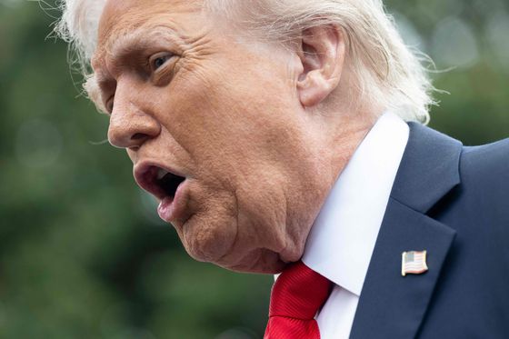 도널드 트럼프 미국 대통령이 16일(현지시간) 영국 출국을 앞두고 백악관을 떠나는 길에 기자들과 만나 대화를 나우고 있다. AFP=연합뉴스